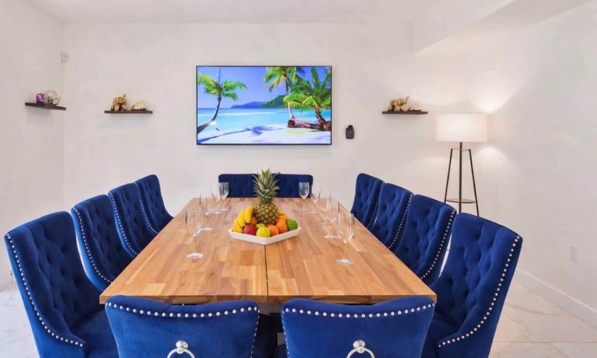 Ives Estates House | Miami Villa with Pool Near Hard Rock & Aventura