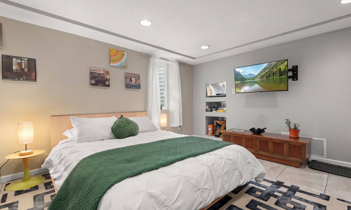 Westminster Apartment | Mid-Century Apple Blossom Suite!