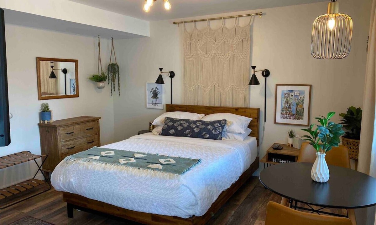 Geneva-on-the-Lake Bed & Breakfast | Mid Century Boho #9, walk to the strip, A/C WIFI