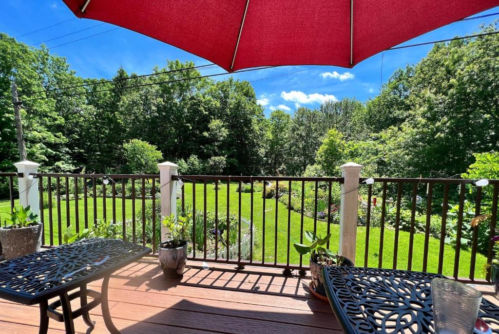 Staatsburg Apartment | Mid-Century DJs Dream near Rhinebeck