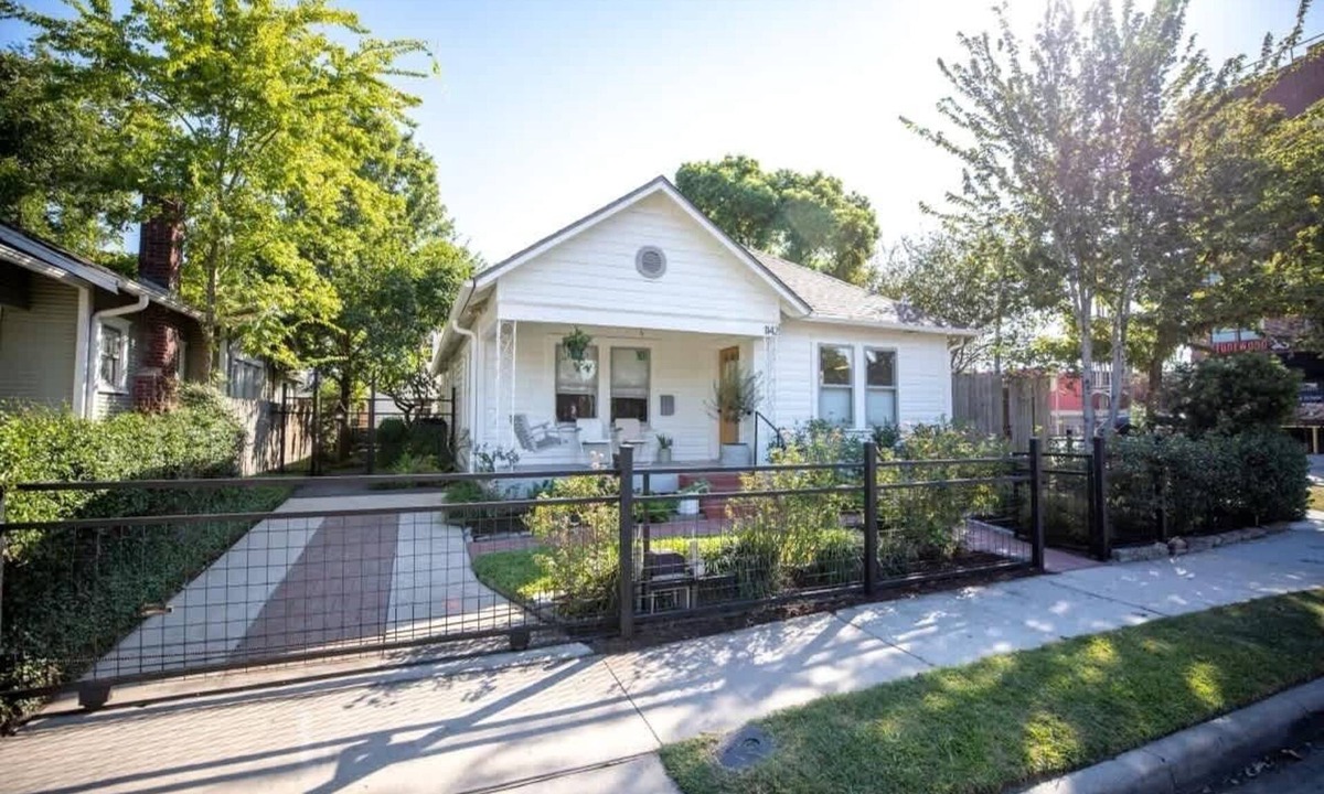 Woodland Heights House | Mid-Century Home w/Studio,Hot Tub,World Cup Access