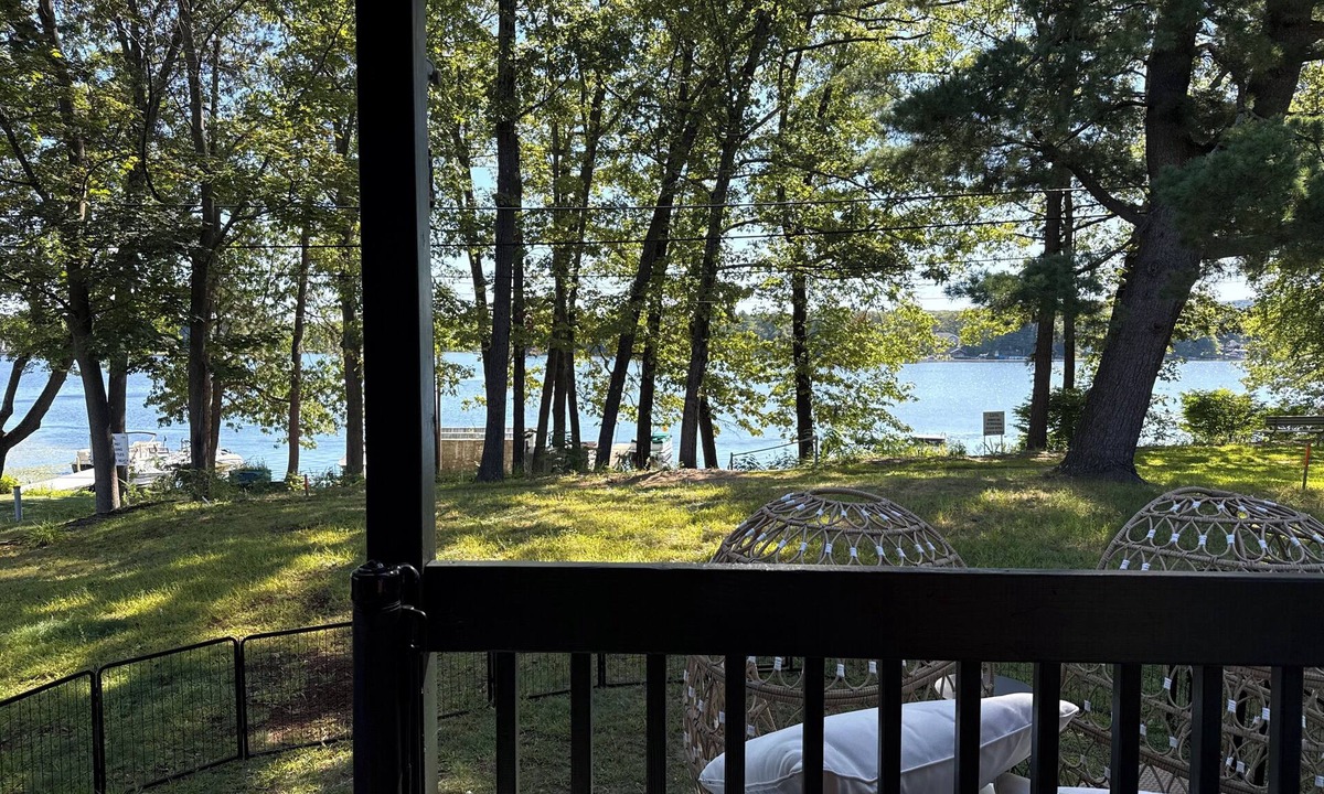 Southwick House | Mid-century marvelous 2-bedroom bungalow with lake views in Southwick