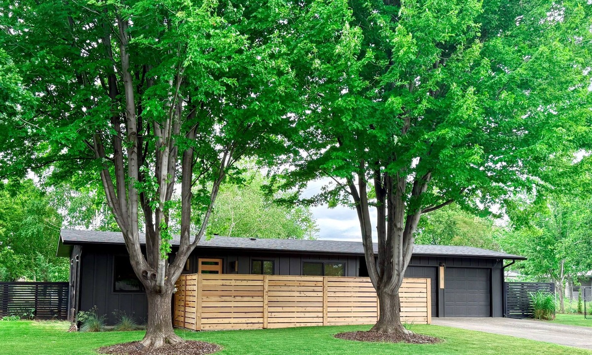 Milton-Freewater House | Mid Century Modern - Heart of Wine Country - Outdoor Shower