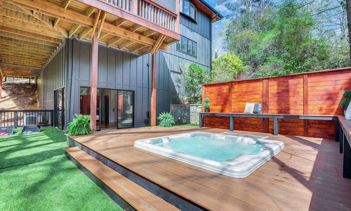 Sandy Springs House | Mid-Century Modern Luxe Retreat w/Hot Tub & Decks