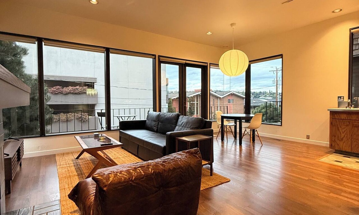 East Queen Anne Apartment | Mid Century Modern 2-bedroom apartment in the heart of Seattle