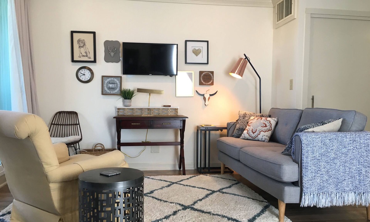 Daphne Condo | Mid-Century Modern Beauty With Bay View