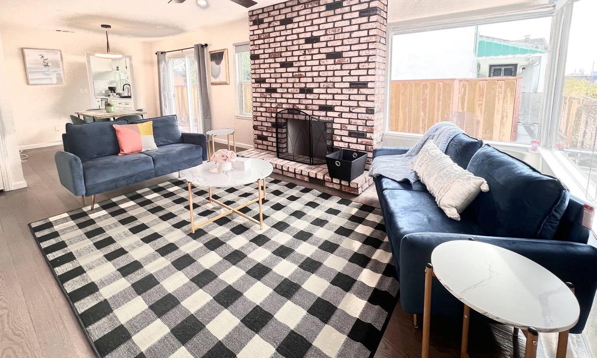 Ashland House | Mid-century Modern Chic Home Close to HWY & Downtown - Pet Friendly