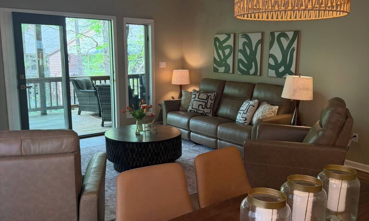 Mount Ida Condo | Mid-Century Modern Treehouse Escape, Audiophile Sound, Mountain Harbor Resort