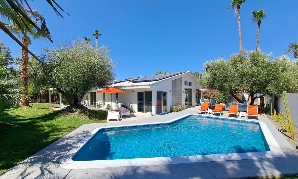 Indian Wells House | Mid-Century Modern Home with Pool & Epic Mountain Views. E-Scooters included