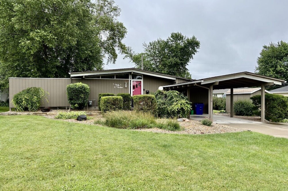 Cedar Rapids House | Mid-Century Style & Class In Quiet NE Location
