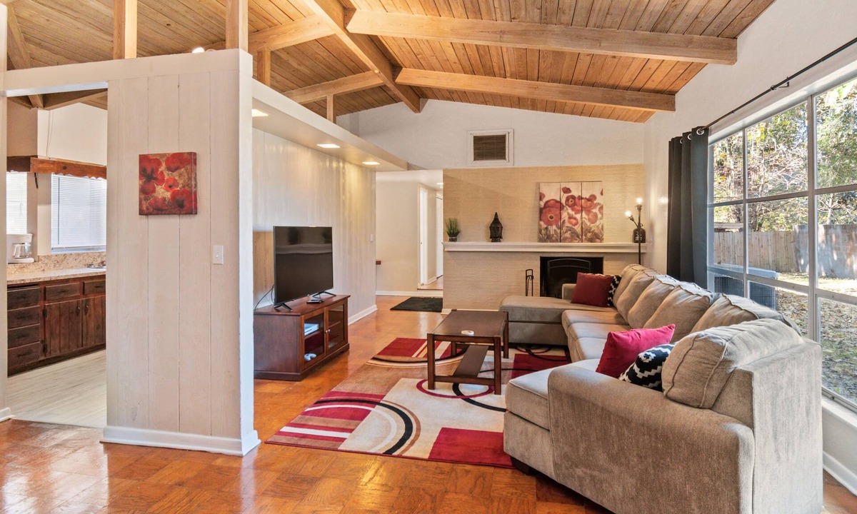 Gainesville House | Mid-Century Vibes w/Firepit Near UF/Downtown/Shands & Walk to Coffee Culture