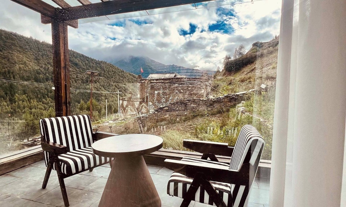 Xiaojin County Hotel | Mid Hill White Lodge