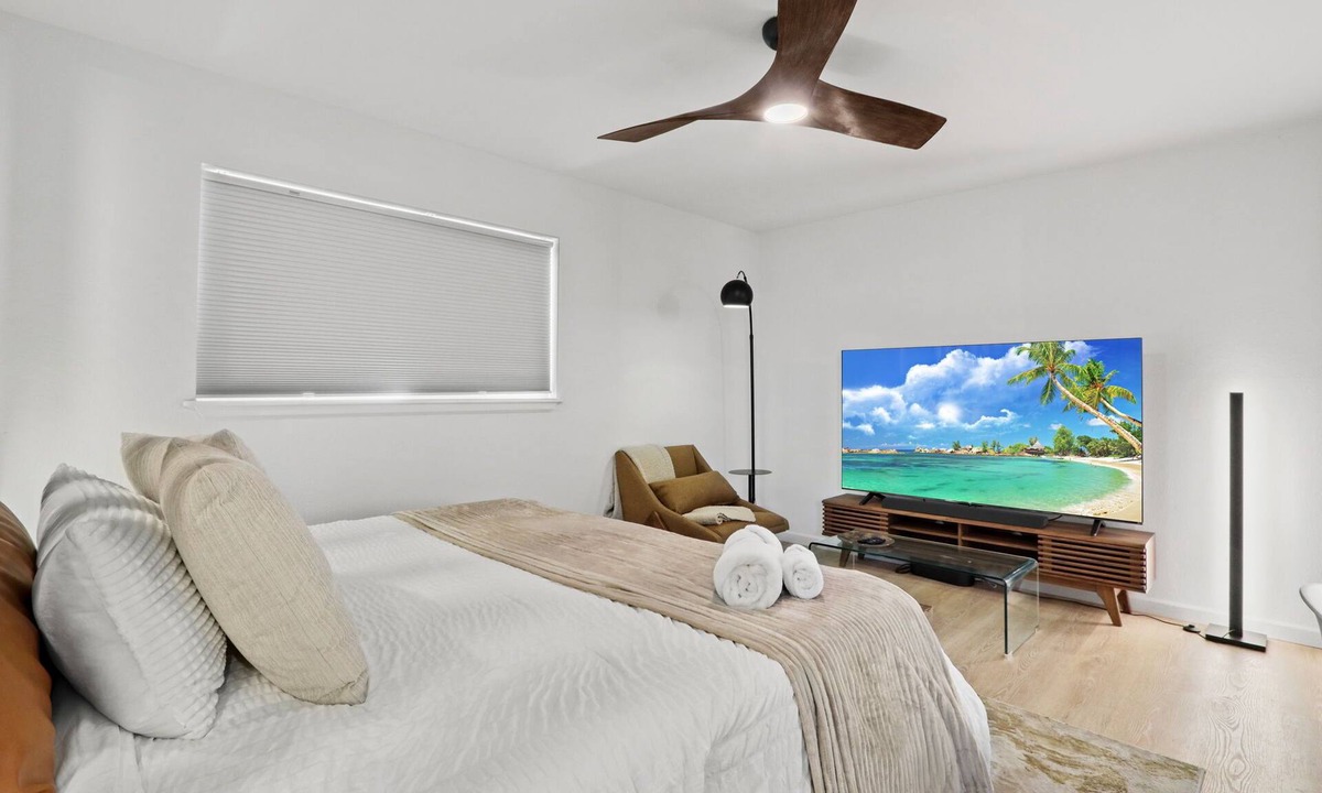 El Paso House | Midcentury Modern 4brm/2 Master Suites HEATED POOL! UTEP/Near Downtown