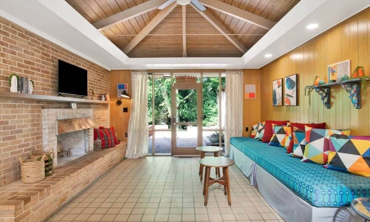 Mobile House | Midcentury Modern -Hot Tub - Retro Retreat