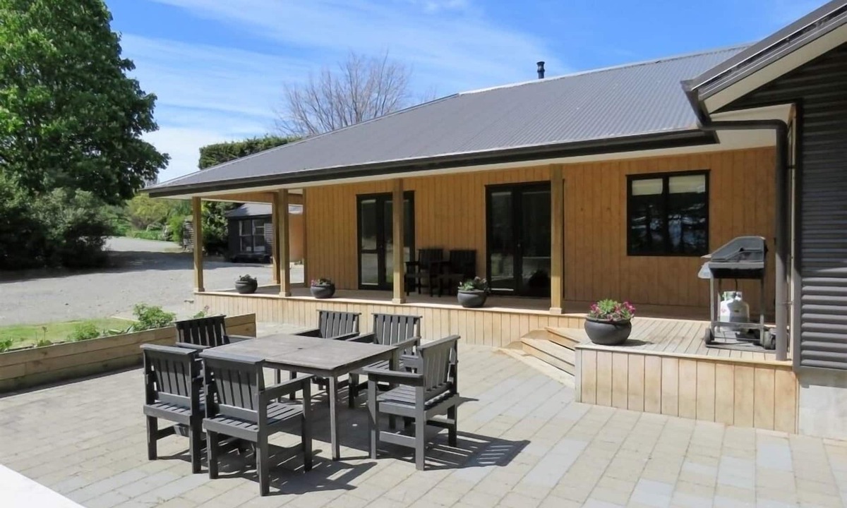 Windwhistle House | Middle Rock High Country Farm Stay, nature calls - relax, escape, explore!
