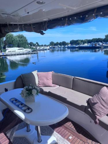 Runnymede Boat Rental | Midnight business