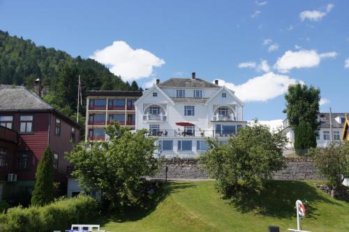 Balestrand Hotel | Midtnes Hotel