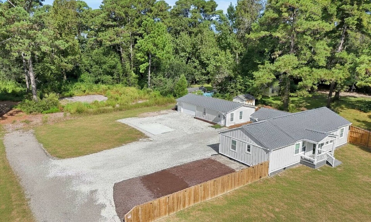 Wilmington House | ~Midtown Hub~ Compound Retreat for Large Groups - Huge Lot - 5 min to WB+Airlie