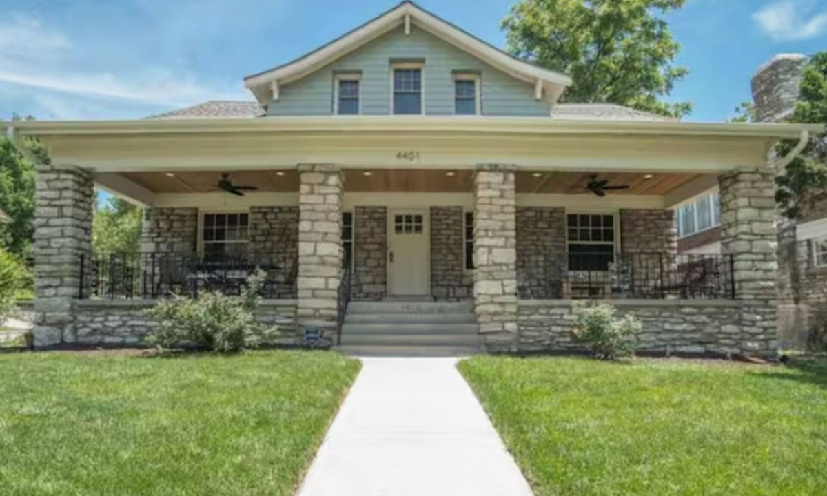 South Hyde Park House | Midtown Renovated Home Historical Charm Sleeps 10