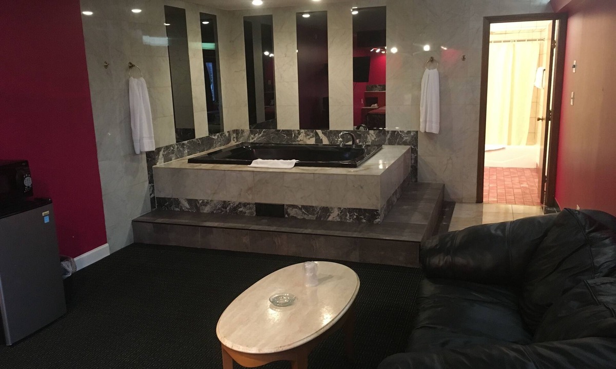 Oak Lawn Hotel | Midway Inn & Suites