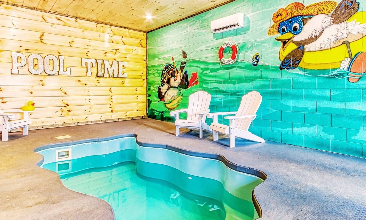 Sevierville Cabin | ✨Mighty Chickadee✨ Indoor Pool, Hot Tub, Pool Table, Firepit, A+ Views, Dogs OK