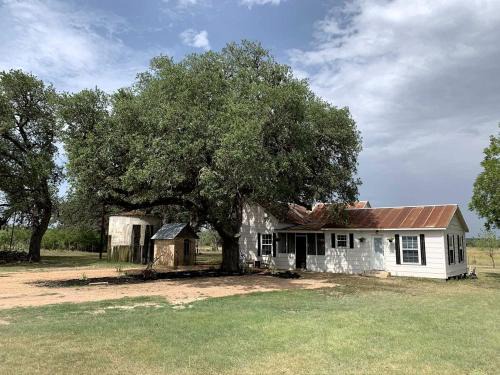 D'Hanis House | Mighty Oaks Retreat, Valdina Farms, D'Hanis, TX