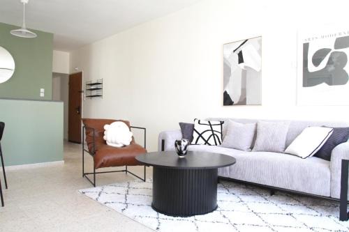 Yehuda Hamaccabi Apartment | Miklat Tranquil Charming Apt Near Park By Feelhome