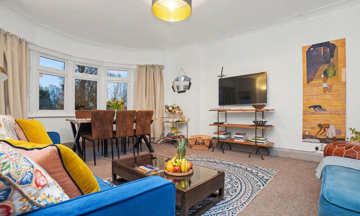 Whittington Apartment | Mill Hill Duplex | 3BR · Balcony · London in 28 Mins