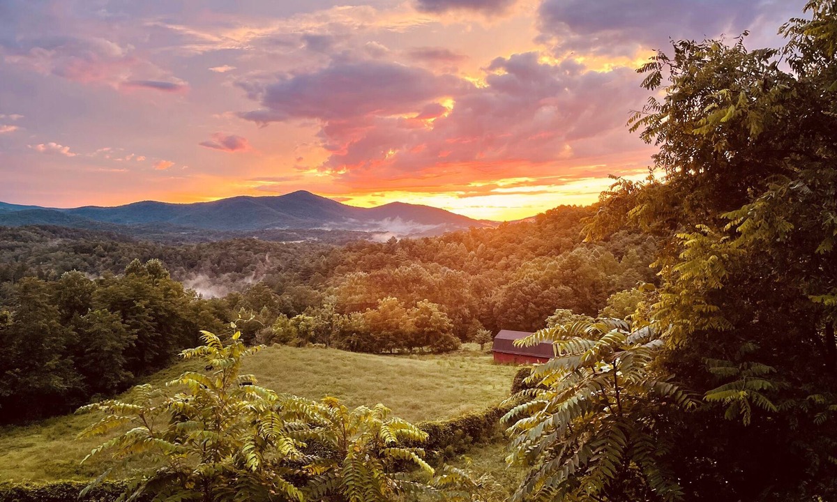 Wiley House | Million Dollar Views-Spectacular Sunrises-Private 3,000 sq ft Retreat-25 acres