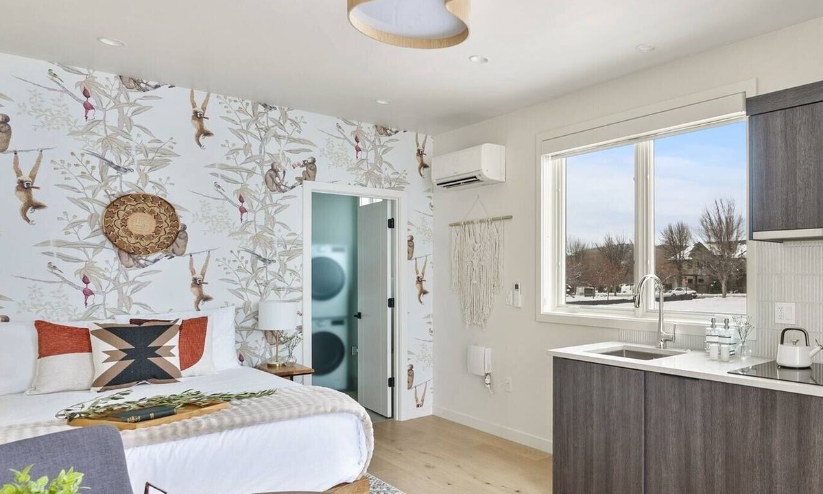 Southern Crossing Apartment | Millpointe Studio 1.0 - Where Luxury Meets Location -Steps to Concerts, Old Mill