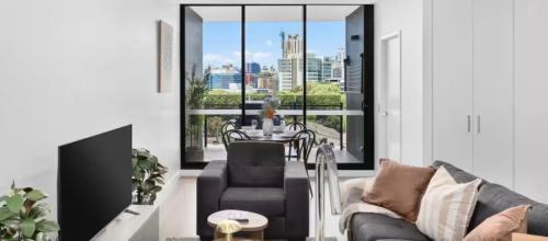 Milton Apartment | Milton Luxe 1Bd with City Views Pool Car Park Balcony Walk to Suncorp