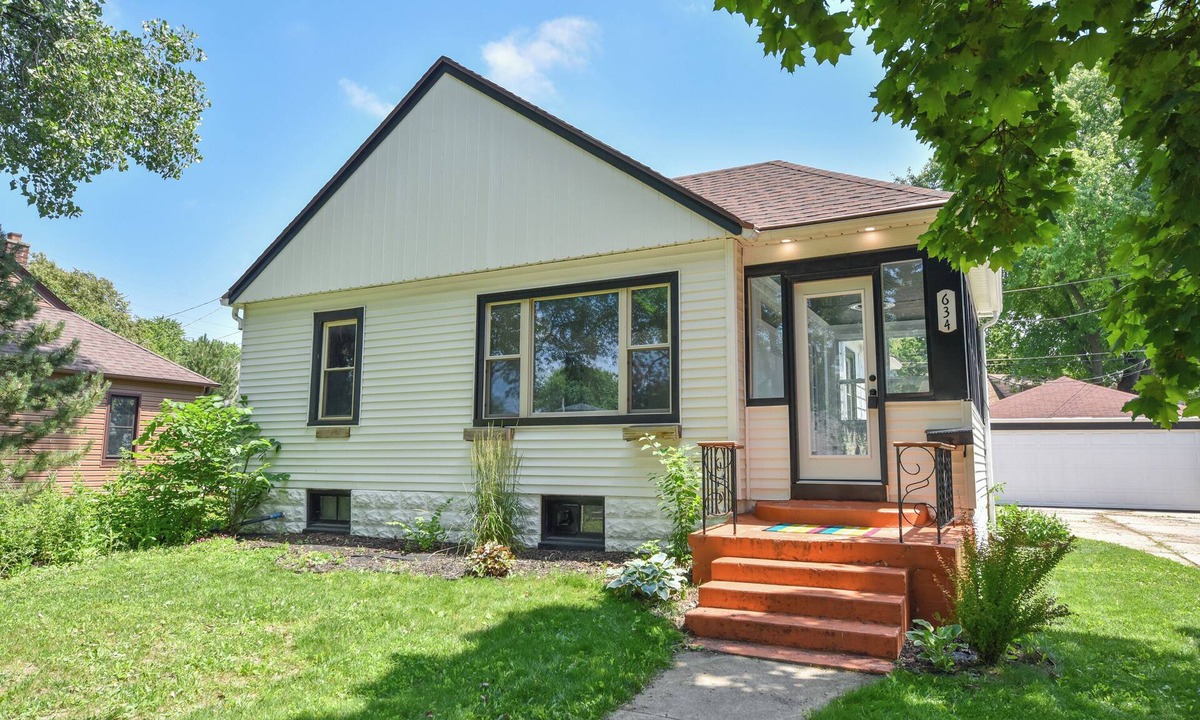 West Allis House | Milwaukee Gem! Stylish 2BR Bungalow w/ Garage Close to Highways + State Fair