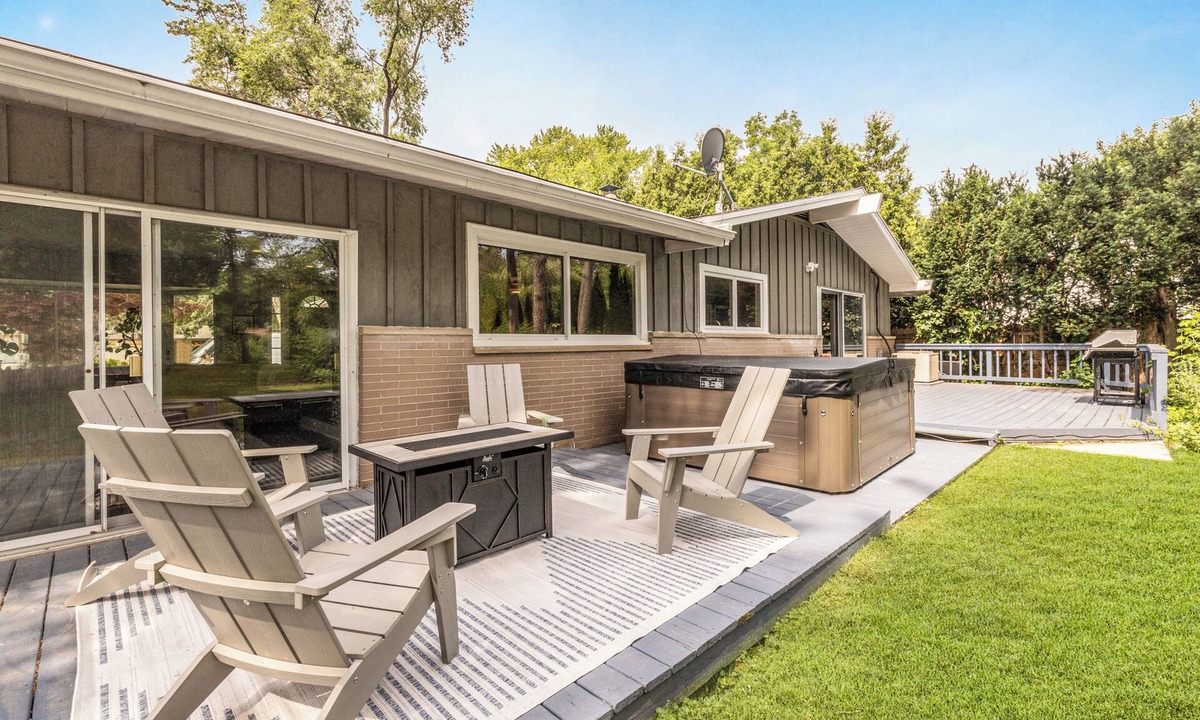 Glendale House | Milwaukee Riverside Retreat w/Hot Tub + Game Room