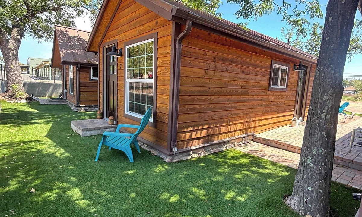 Payson House | Mini Cabin stay with pickleball court!