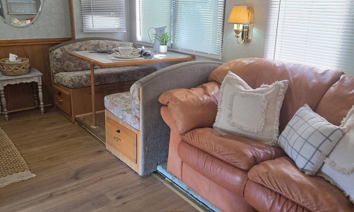 West Ridge House | Mini farm vibe stationary RV in No. San Diego County with WiFi, AC. TV. Views.