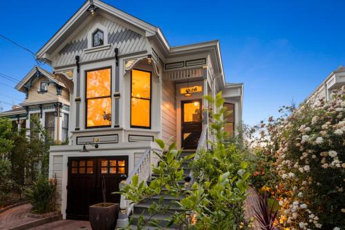 West Alameda House | Minimalistic 1885 Queen Anne Cottage 2B-2B Upper Level Flat in Alameda