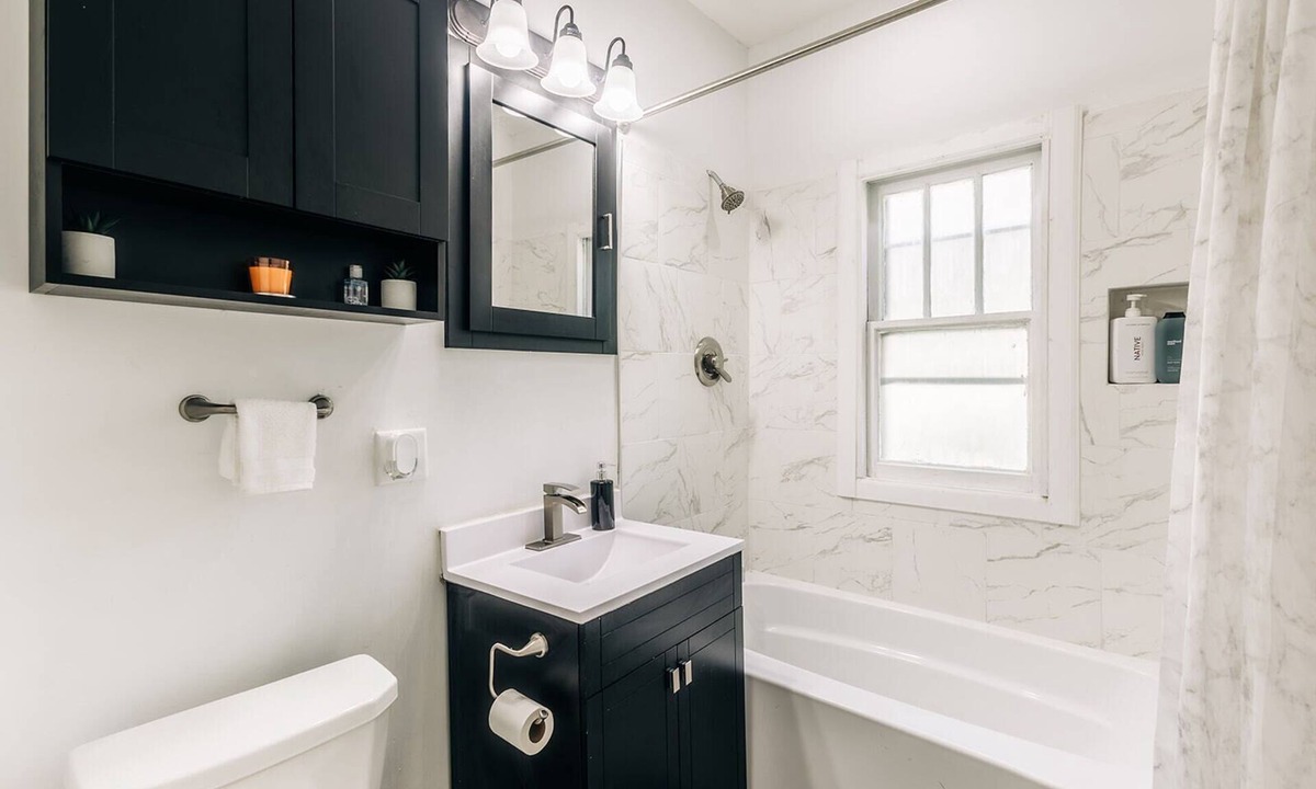 Hiawatha House | Minnehaha Falls Hideaway: 3BR Family & Pet-Friendly Home near Transit & Stadiums