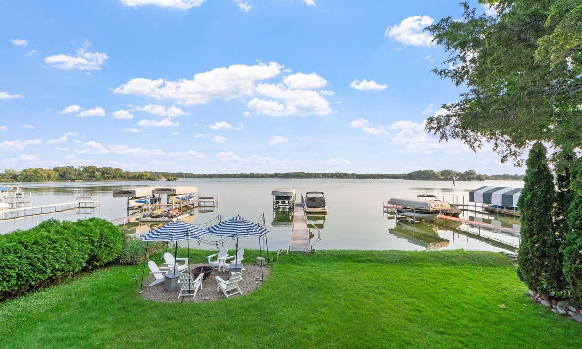 Navarre House | MINNeSTAY* Blue Horizon | Luxury |