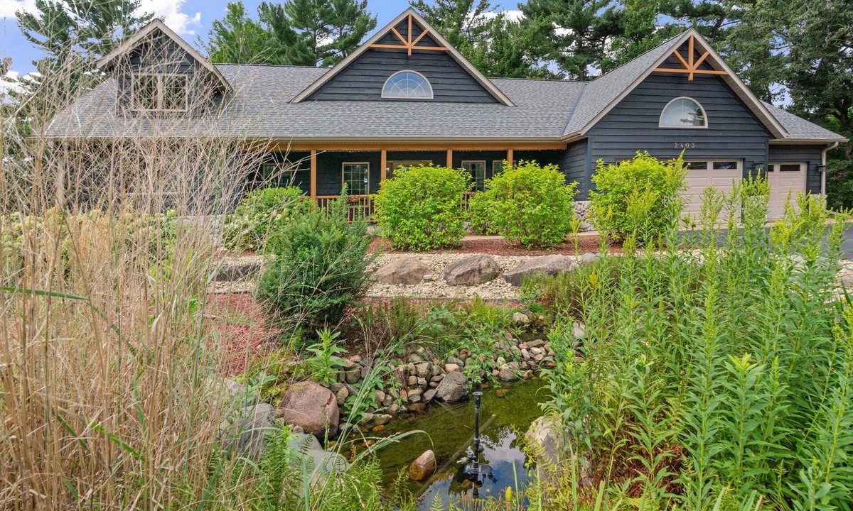 Menomonie House | MINNeSTAY* Eagle Ridge | On the River