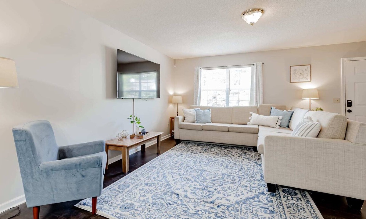 Irmo House | Mins from Downtown, I-90 Access-Sweetthorne Solace