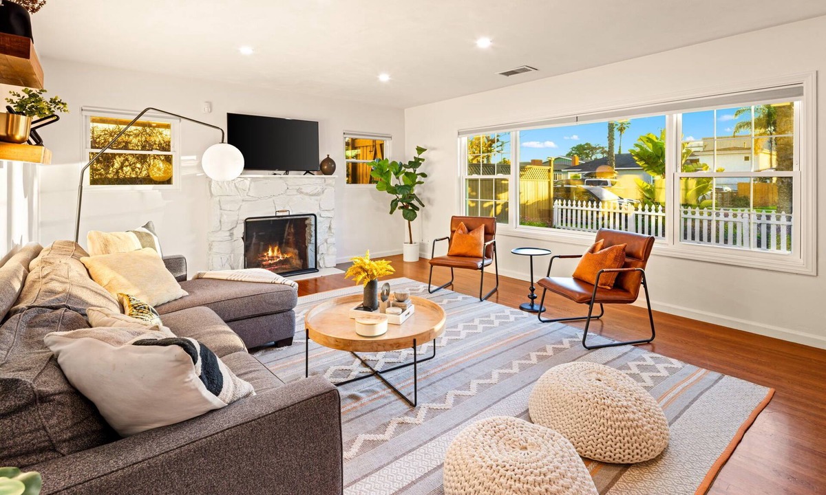 South Oceanside House | Mins To Beach W/Jacuzzi, Large Yard,Parking & AC!