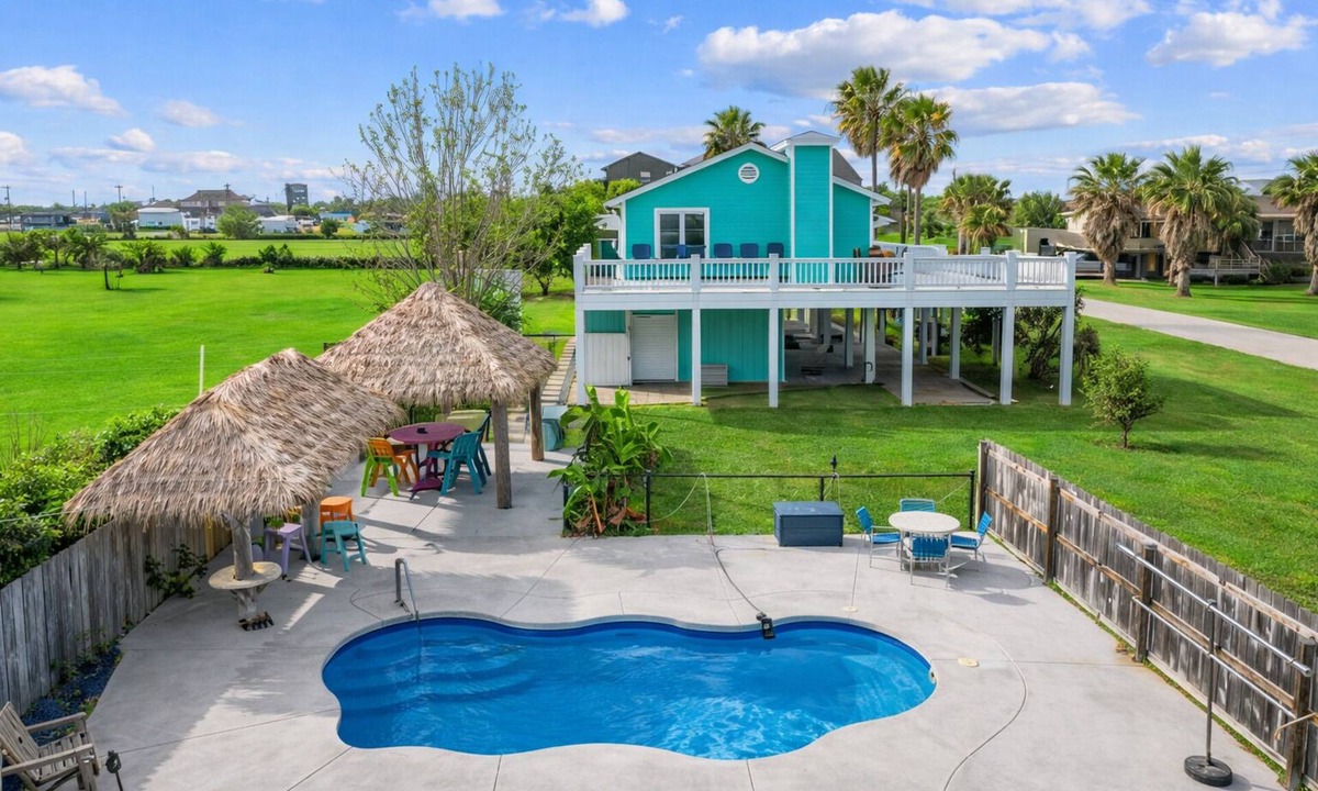 Crystal Beach House | Mins to Beach with Private Pool, Fire Pit & Tiki Bar Sleeps 12