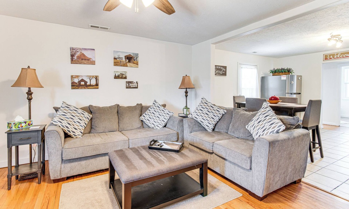 Casey House | Mins to Local Attractions: Pet Friendly w/ Yard!
