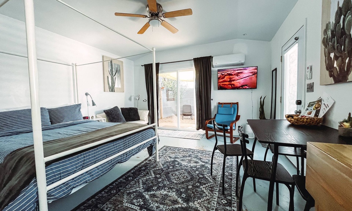 Swan Way Park House | Mins to U of A, Comfortable Bed, Pet Friendly!