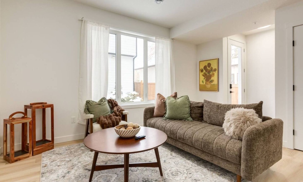 Shaganappi House | "Mint & Mahogany" 3bdrm-close to C-Train!