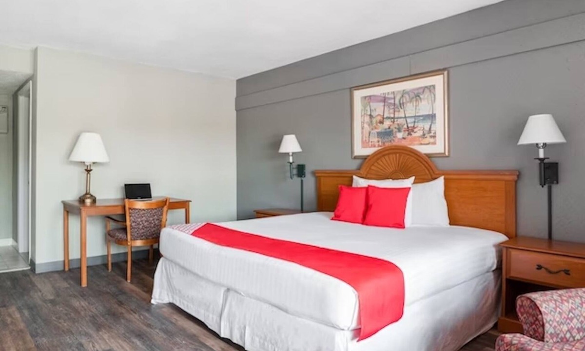 Silver Springs Hotel | Minutes from Silver Springs River Accommodation | Free Parking | Outdoor Pool