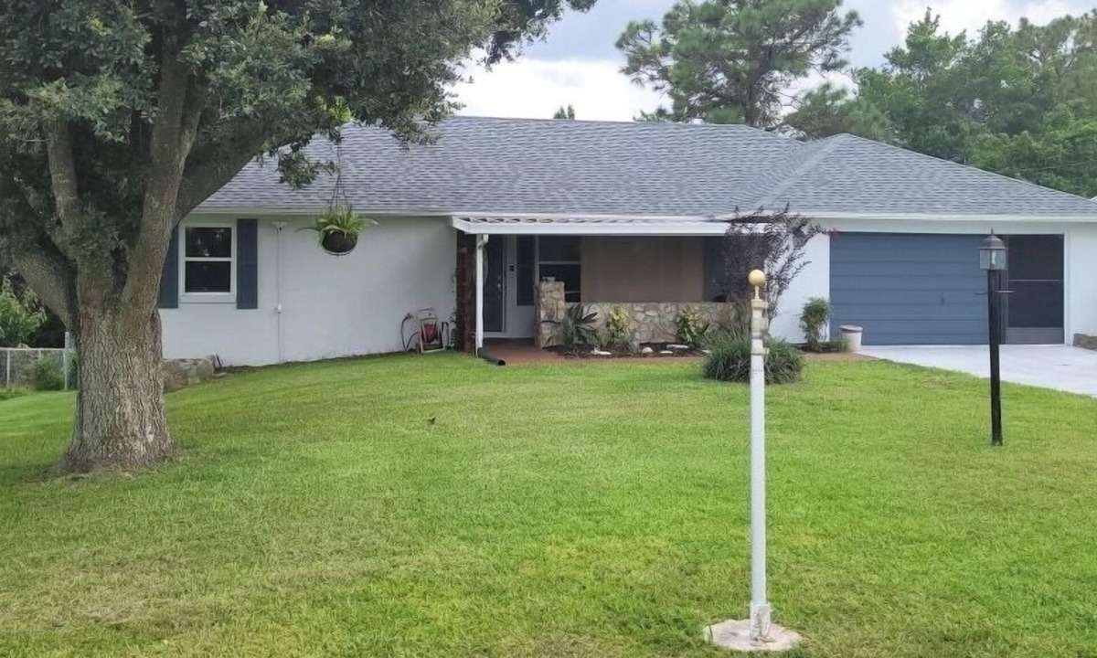 Pine Ridge House | Minutes from the water Sweet Vacation Home Sleeps 6 close to Shops & Restaurants