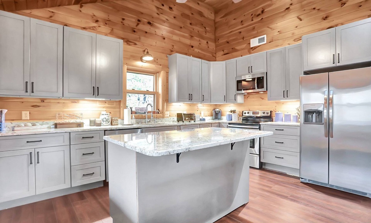 McHenry House | Minutes to Wisp! Renovated! Hot Tub! Fast Wi-Fi!