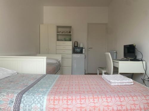 Vernier House | Mirela's Private Room with key, AC, lift & balcony in the center of Nice on the Cote d'Azur