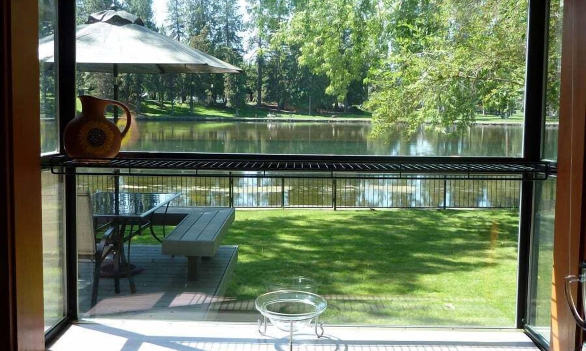 Bend House | Mirror Pond - Cozy Cabin Directly on Mirror Pond - Deschutes River!